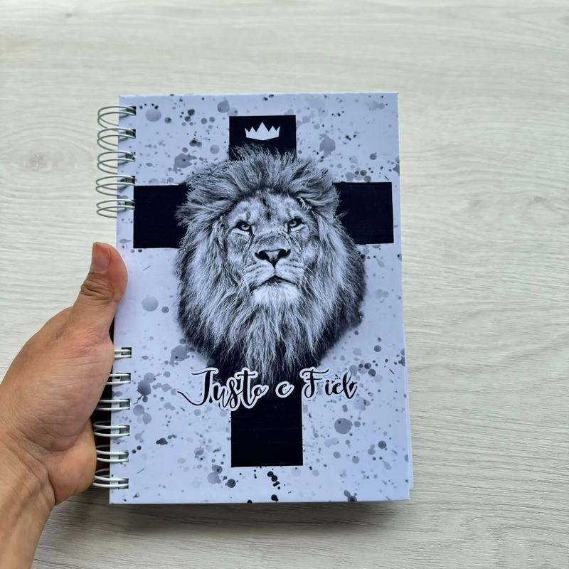 Caderno Devocional Justo e Fiel Leao Branco