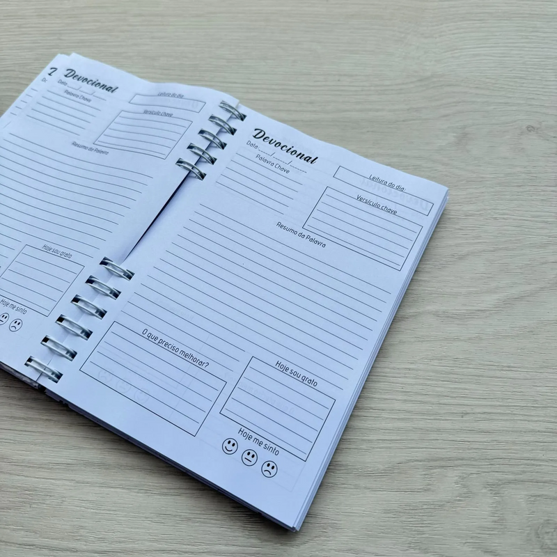 Caderno Devocional Justo e Fiel Leao Branco