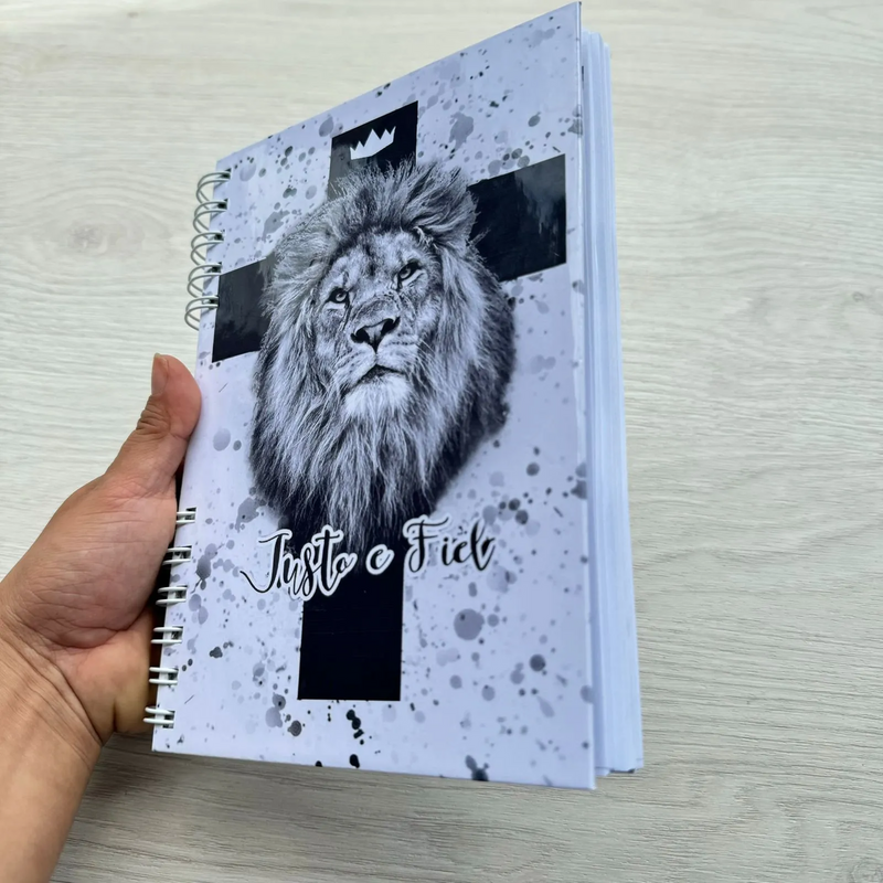 Caderno Devocional Justo e Fiel Leao Branco